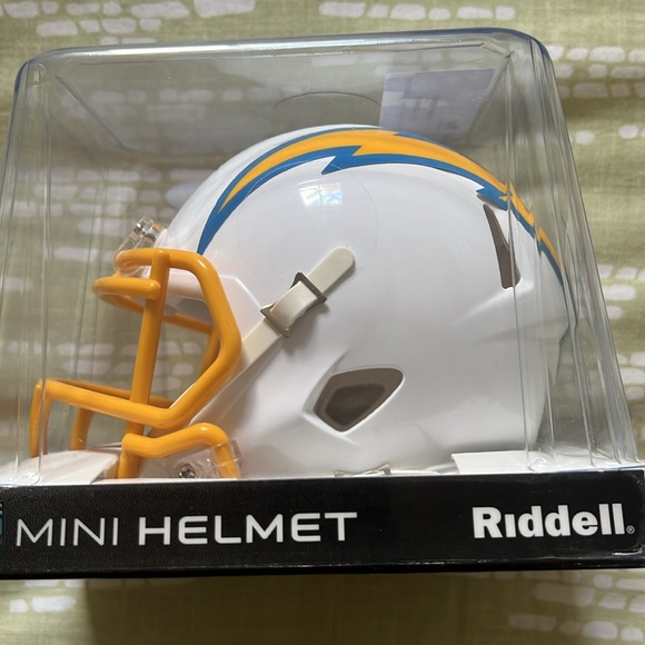 New nfl Justin Herbert autographed mini helmet - Picture 5 of 7